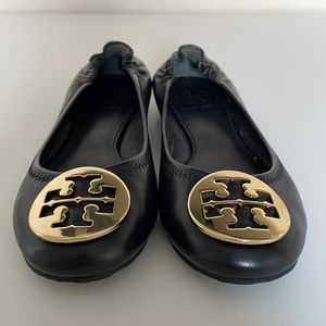 Black leather Tory Burch flats & gold logo. 5.5